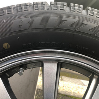 トヨタ ヴェルファイア使用スタッドレスタイヤ、ホイール付4本の画像