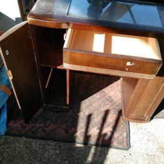 〔激安品〕鏡台、ドレッサー、椅子付属。の画像