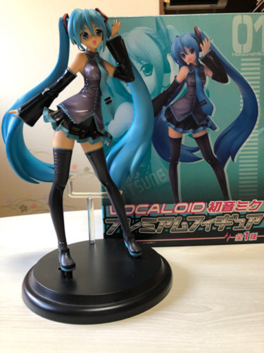初音ミク大きなフィギュアです 。 初音ミクの フィギュアの小さいのもあります が 別売りとなります 。箱も別売りとなります。  2体とも一緒に入れる箱です。