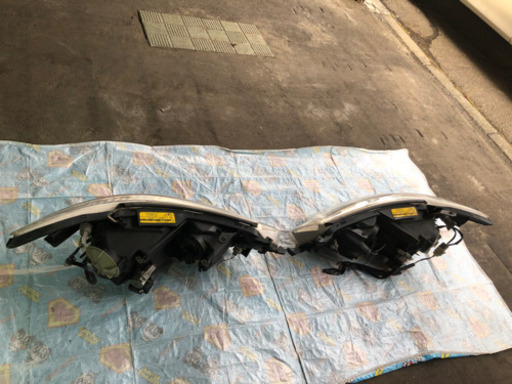 トヨタ　エスティマヘッドライト