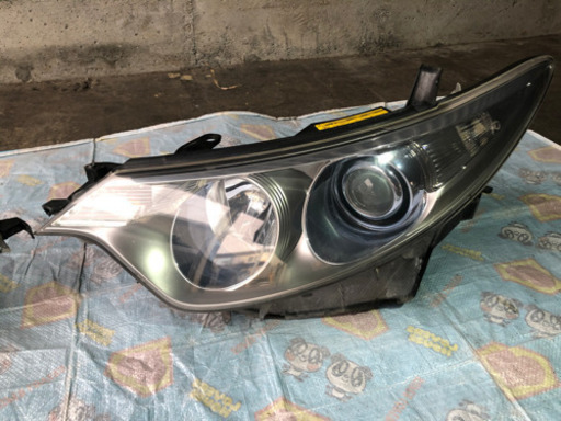 トヨタ　エスティマヘッドライト