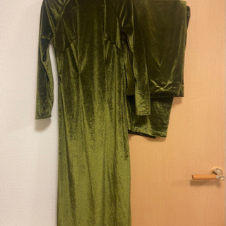 ベトナム🇻🇳民族衣装 モスグリーンのアオザイ 今月末まで！の画像