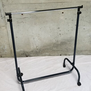 高さ調整可能　キャスター付き　メタルハンガーラックの画像