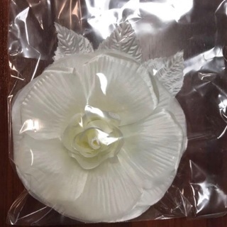 ホワイト  大輪  ヘアーアクセサリー コサージュ 浴衣 パーティー 大きなお花 造花  レディースファッションの画像