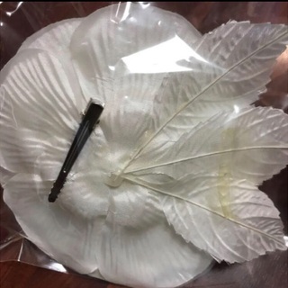 ホワイト  大輪  ヘアーアクセサリー コサージュ 浴衣 パーティー 大きなお花 造花  レディースファッションの画像