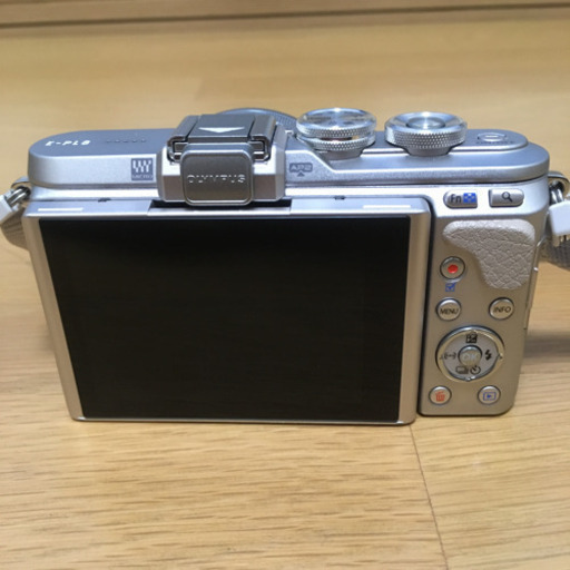 美品【配送可】OLYMPUS PEN E-PL8 ホワイト ミラーレス一眼レフ