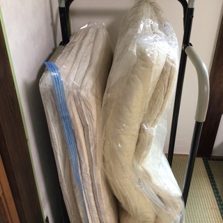 廃棄予定の敷布団と薄いマットレス