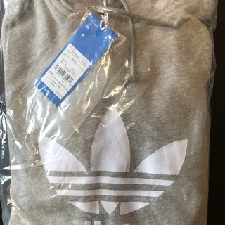 新品未使用　adidas パーカー　Mサイズの画像