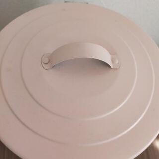 ペダル付きゴミ箱の画像