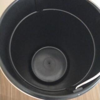 ペダル付きゴミ箱の画像