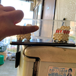 真珠のような飾り物になります『箱に傷あり』の画像
