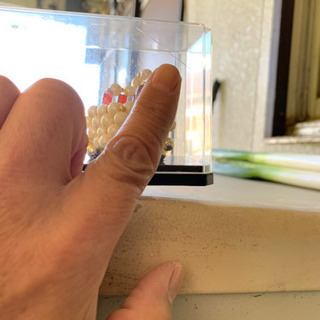 真珠のような飾り物になります『箱に傷あり』の画像