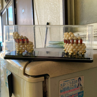 真珠のような飾り物になります『箱に傷あり』の画像