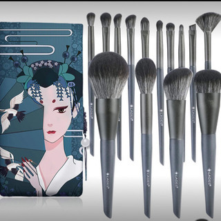 お譲り先決まりました。新品未使用、プロ化粧師推薦】 Lilyst...