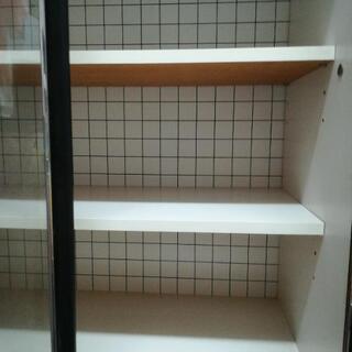 【お譲り先決まりました】差し上げます！レトロな白い食器棚の画像