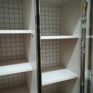 【お譲り先決まりました】差し上げます！レトロな白い食器棚の画像