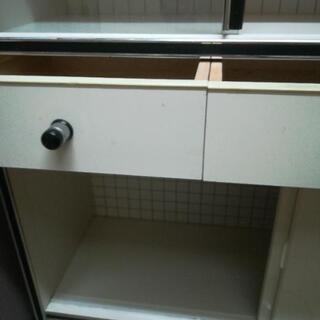 【お譲り先決まりました】差し上げます！レトロな白い食器棚の画像
