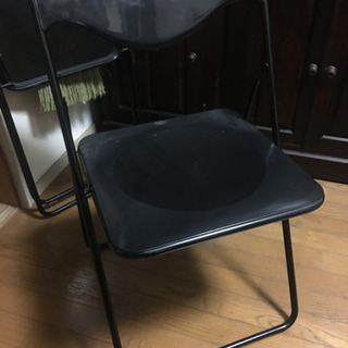 黒のパイプ椅子