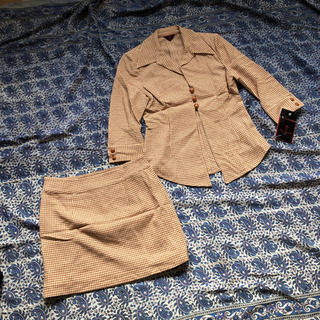 未使用タグ付きブラウスミニスカートスーツ
