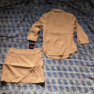 未使用タグ付きブラウスミニスカートスーツの画像