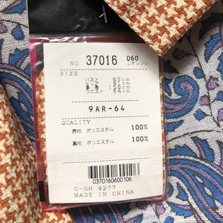 未使用タグ付きブラウスミニスカートスーツの画像