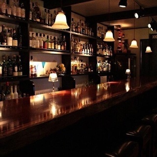 多種多様なウイスキーとこだわりのカクテルをご提供するお店です。お客様に最高のお酒と心地よい雰囲気を提供することを使命としており、そのためには気持ちのあるバーテンダーが不可欠です。  働きやすく、頑張りを評価する環境です。従業員一人ひとりの成長と幸福を大切にし、柔軟なシフト制度や公正な報酬体系を整えています。あなたの能力と意欲を重視し、自己表現やクリエイティビティを発揮できる場を提供します。の画像