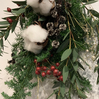赤い野バラの実が映えるシンプルなクリスマススワッグ