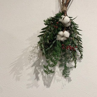 赤い野バラの実が映えるシンプルなクリスマススワッグの画像