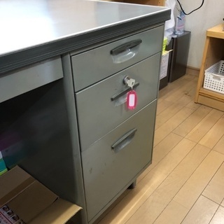 事務机鍵付きです。