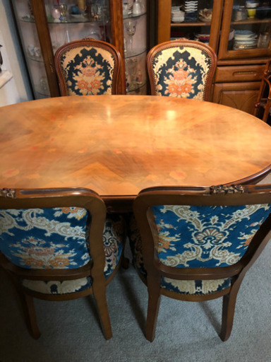 輸入家具専門店で購入した、イタリア製 楕円形 猫足のダイニングテーブル＆布張りチェア4脚 セット