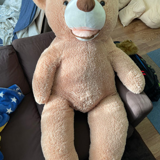巨大なクマのぬいぐるみ