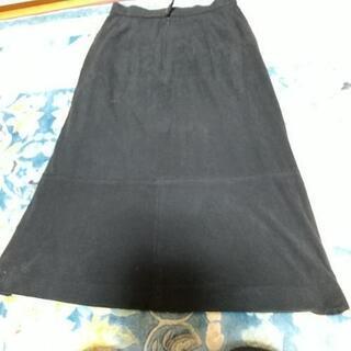 ベルベット風黒のスカートの画像