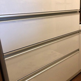 キッチン収納　食器棚の画像