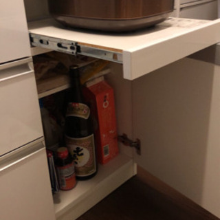 キッチン収納　食器棚の画像