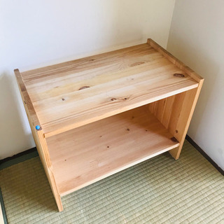 アイロン、アイロン台、炊飯器、机などの画像