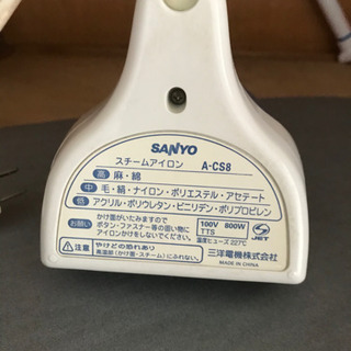 アイロン、アイロン台、炊飯器、机などの画像