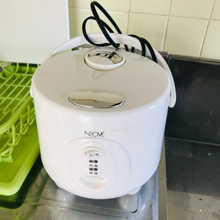 アイロン、アイロン台、炊飯器、机などの画像