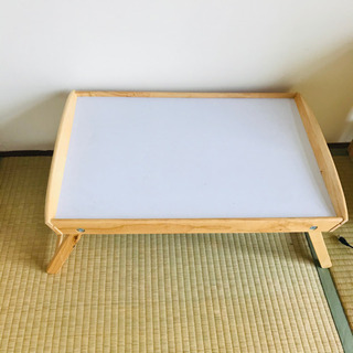 アイロン、アイロン台、炊飯器、机などの画像