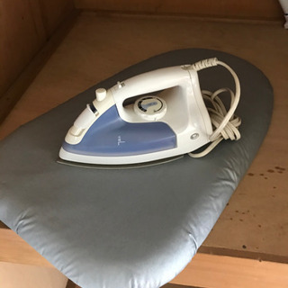 アイロン、アイロン台、炊飯器、机などの画像