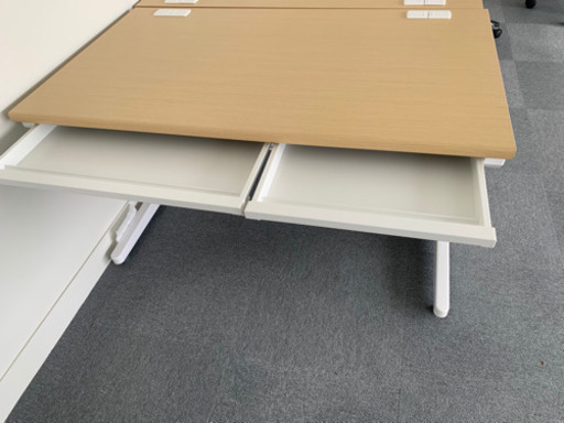 美品　事務机2台、椅子2脚＋白いテーブル2つ　水色椅子3脚