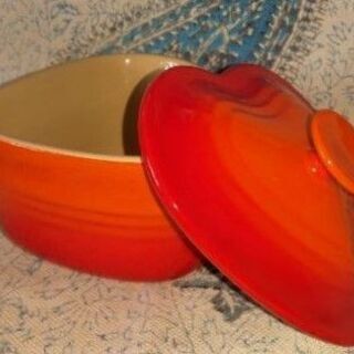 ルクルーゼ・ハート型蓋付き陶器