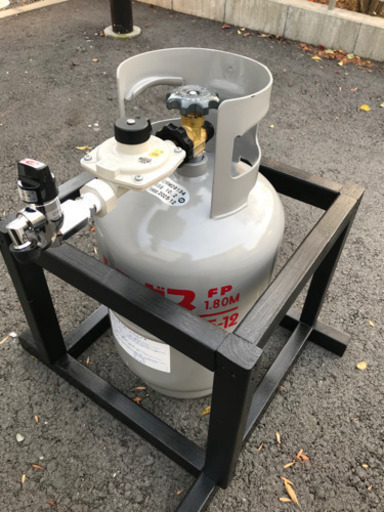 プロパンガス 容器 8kg LPガス容器 転倒防止具付き 国産品 プロパン