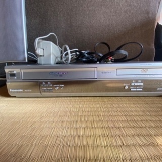 テレビとVHSデッキセットの画像