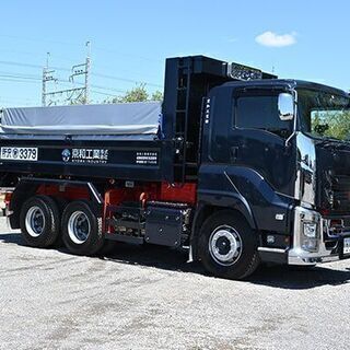 【月給28万～！】＼土日祝休み／プライベートも稼ぎも欲張りしたいなら★8tダンプ運転手のお仕事★の画像