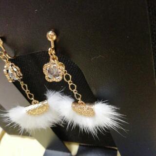 純白ふわふわファー(イヤリング)の画像
