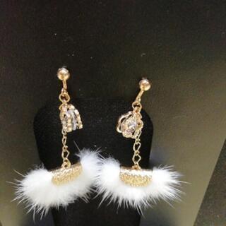 純白ふわふわファー(イヤリング)の画像