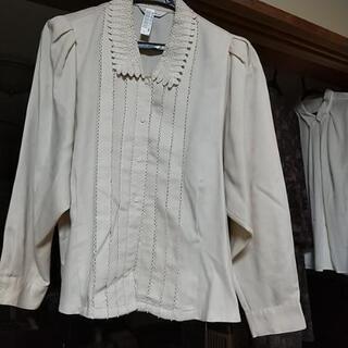 ベージュのブラウス