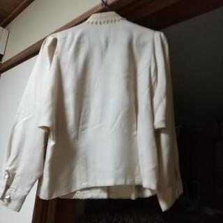 ベージュのブラウスの画像