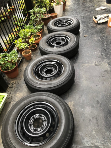 ハイエース純正タイヤ　4本