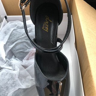 M size黒エナメルヒールの画像